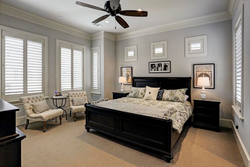 На фото: хозяйская спальня среднего размера в стиле неоклассика (современная классика) с синими стенами и ковровым покрытием без камина