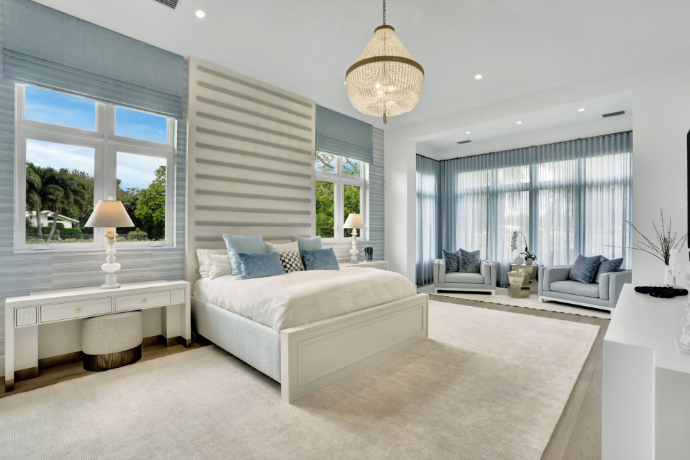 マイアミにある広いコンテンポラリースタイルのおしゃれな主寝室 (白い壁、カーペット敷き、ベージュの床、壁紙、三角天井) のインテリア