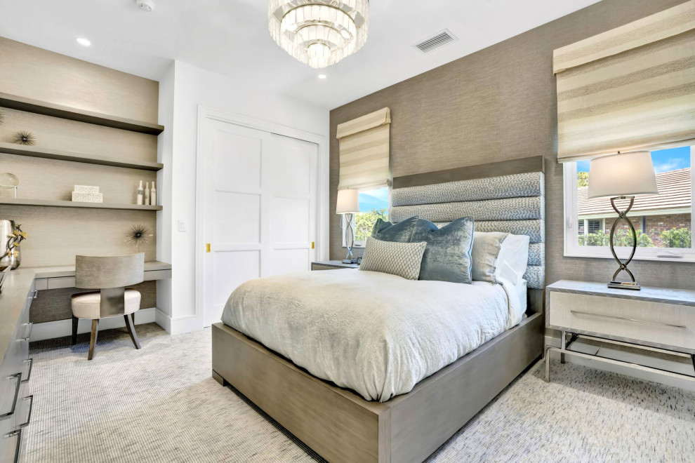 Imagen de habitación de invitados abovedada contemporánea grande con paredes blancas, moqueta, suelo beige y papel pintado