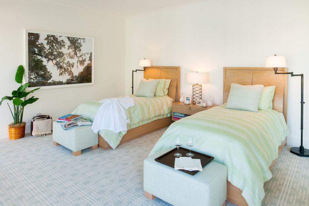Пример оригинального дизайна: гостевая спальня среднего размера, (комната для гостей) в средиземноморском стиле с белыми стенами и полом из травертина