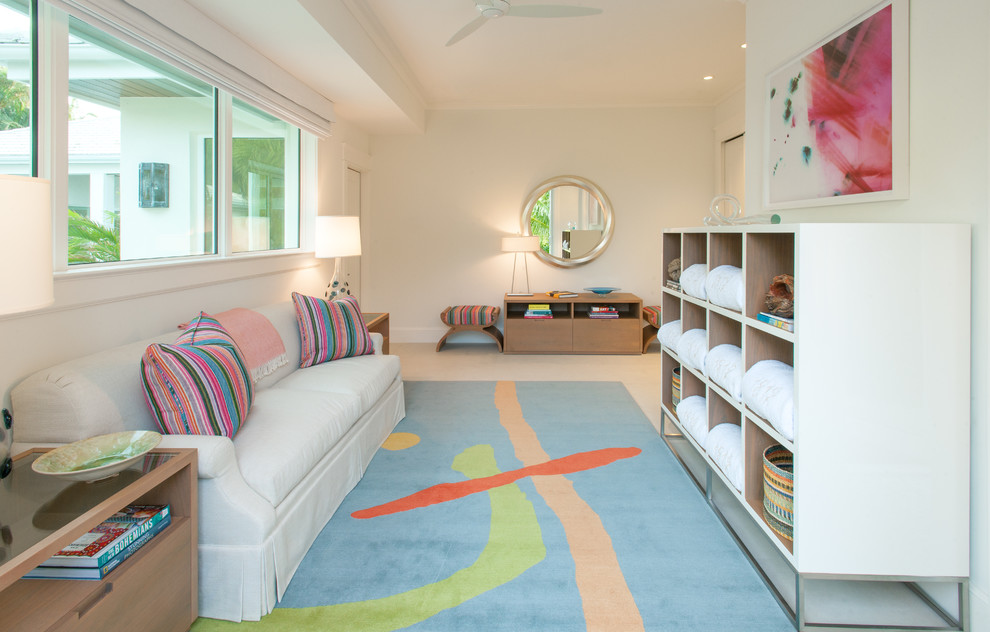 Ispirazione per una camera degli ospiti mediterranea di medie dimensioni con pareti bianche e pavimento in travertino