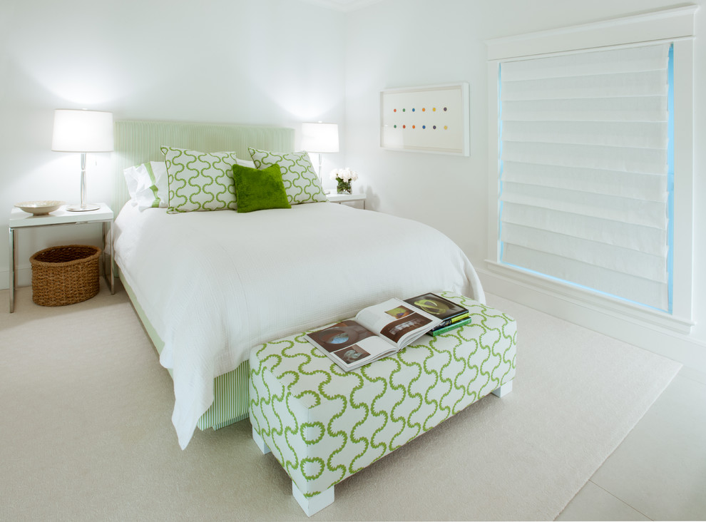 Foto de habitación de invitados costera de tamaño medio sin chimenea con paredes blancas y suelo de baldosas de porcelana