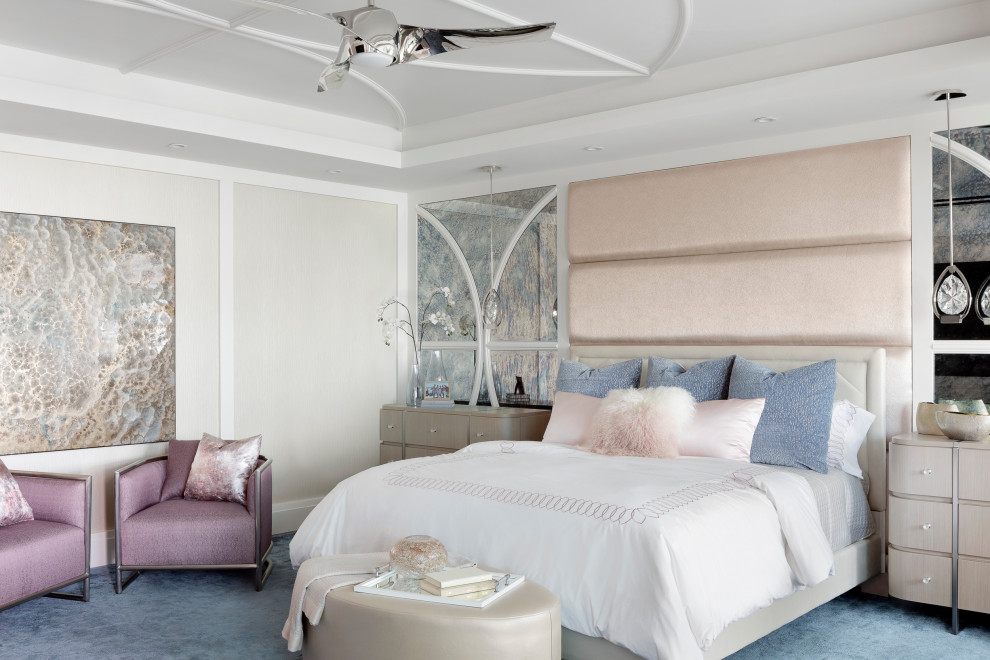 Стильный дизайн: спальня в современном стиле с серыми стенами, ковровым покрытием, синим полом и панелями на части стены - последний тренд