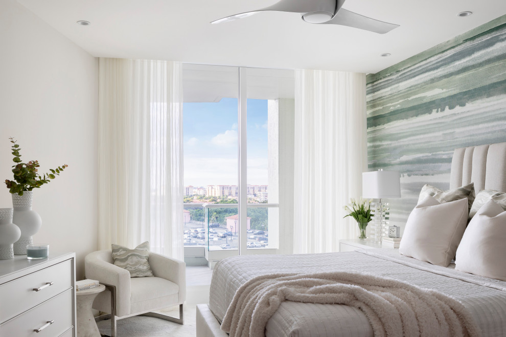 Modernes Schlafzimmer mit grüner Wandfarbe, Teppichboden, grauem Boden und Tapetenwänden in Miami