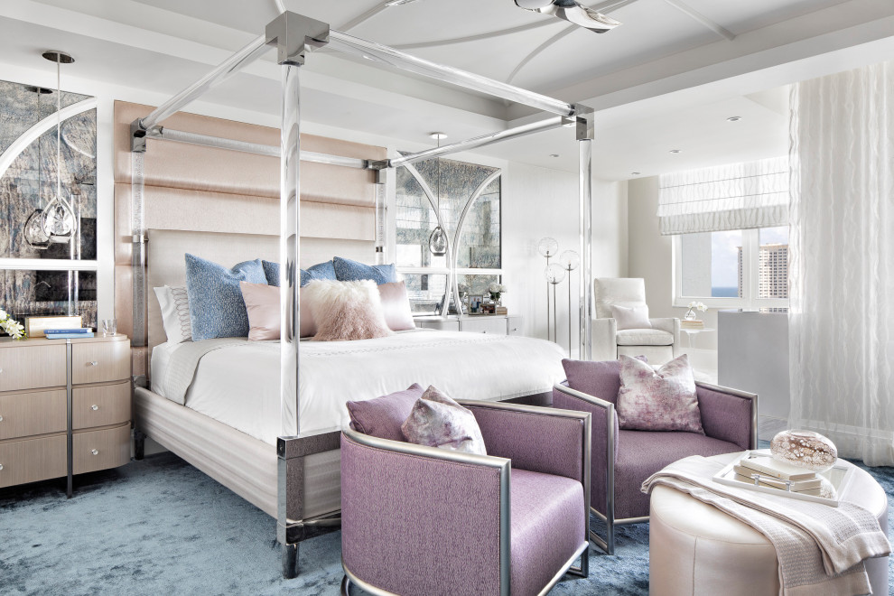 Modernes Schlafzimmer mit weißer Wandfarbe, Teppichboden, blauem Boden und eingelassener Decke in Miami