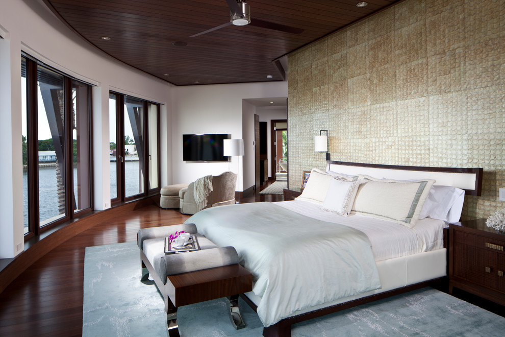 Diseño de dormitorio tropical con paredes blancas