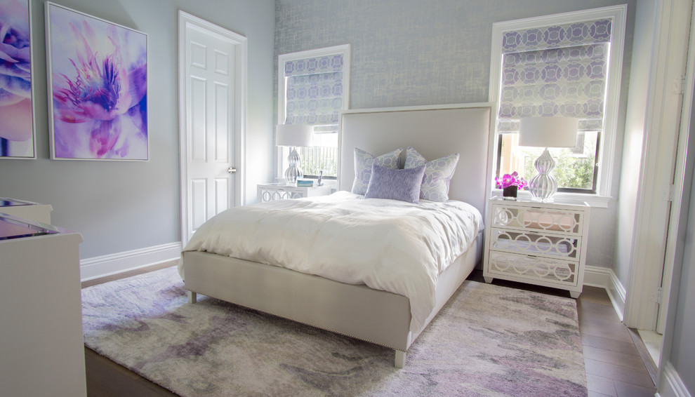 Imagen de habitación de invitados tradicional renovada de tamaño medio con paredes multicolor, suelo de madera pintada y suelo gris