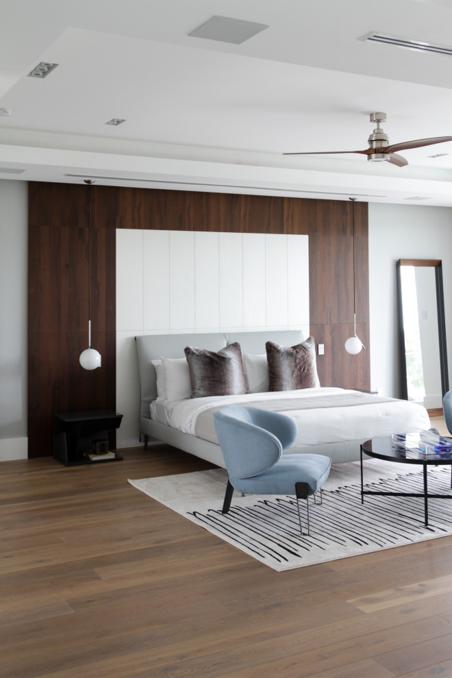 マイアミにある広いコンテンポラリースタイルのおしゃれな主寝室 (白い壁、無垢フローリング、茶色い床、グレーとブラウン) のインテリア