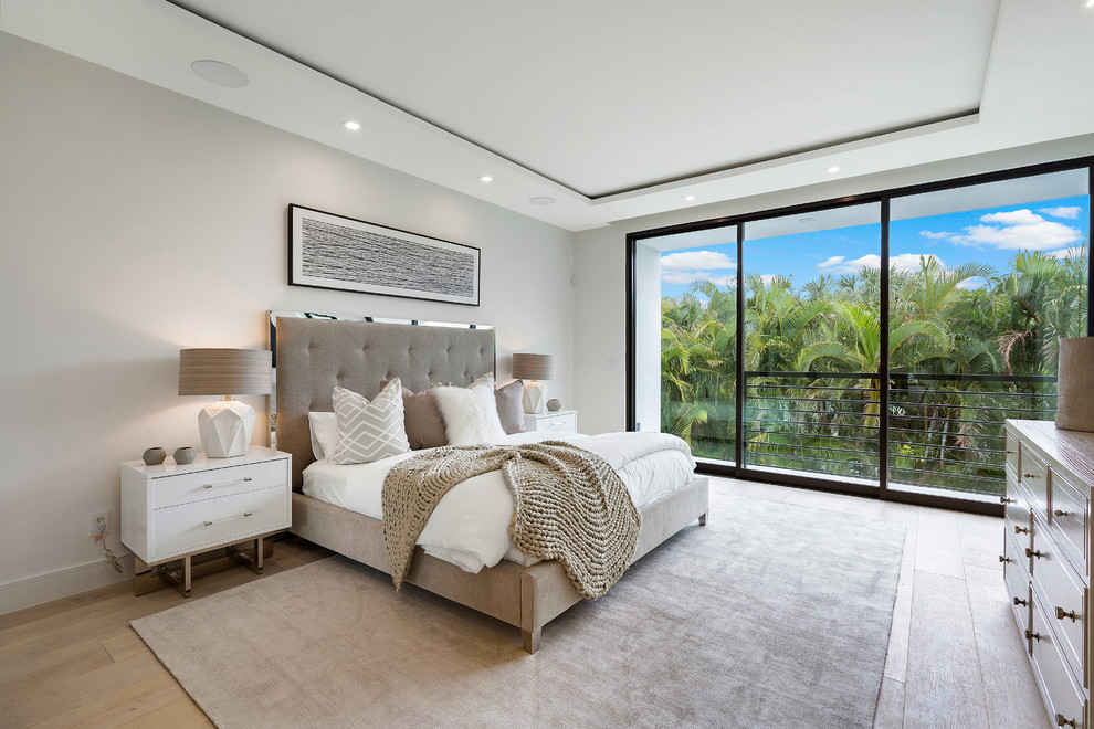 Modernes Schlafzimmer mit grauer Wandfarbe, braunem Holzboden und braunem Boden in Miami