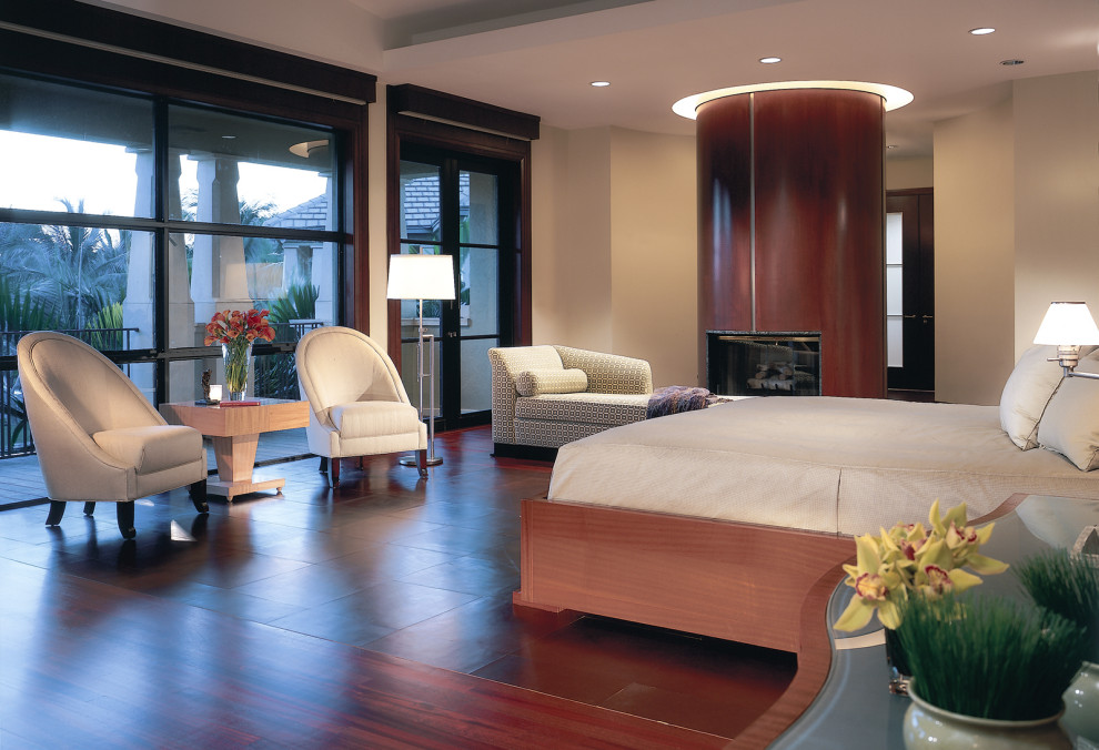Свежая идея для дизайна: большая хозяйская спальня в классическом стиле с темным паркетным полом и коричневым полом - отличное фото интерьера