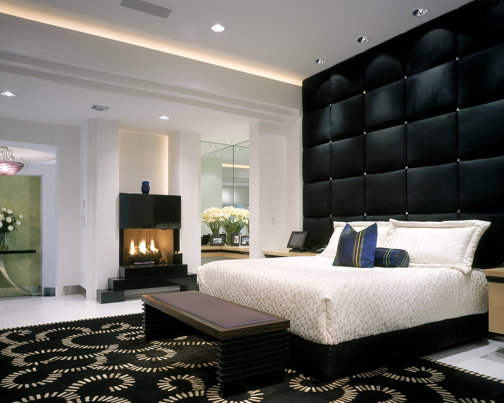 マイアミにある広いコンテンポラリースタイルのおしゃれな主寝室 (セラミックタイルの床、標準型暖炉) のレイアウト