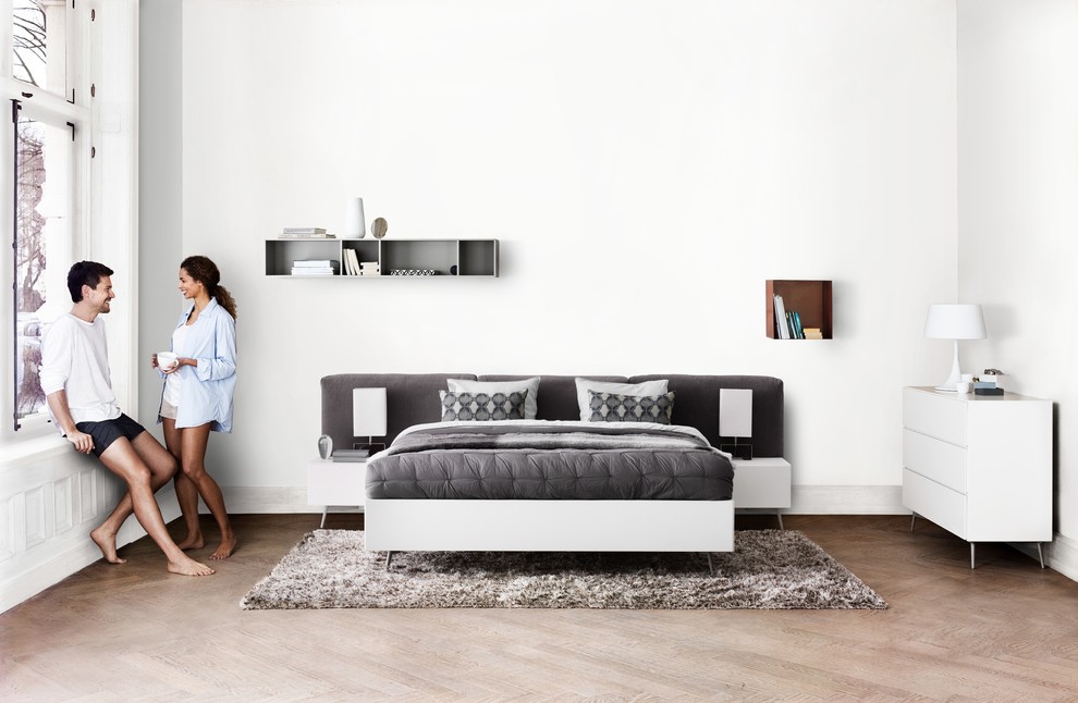 Стильный дизайн: спальня в скандинавском стиле с белыми стенами - последний тренд