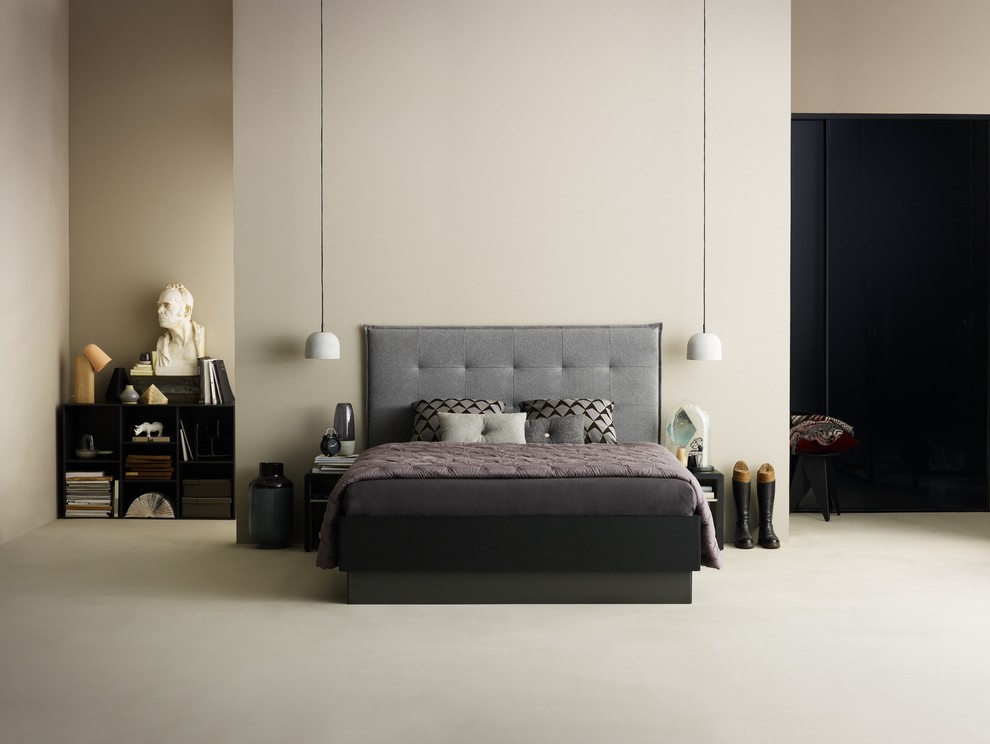 Modelo de dormitorio principal escandinavo con paredes beige