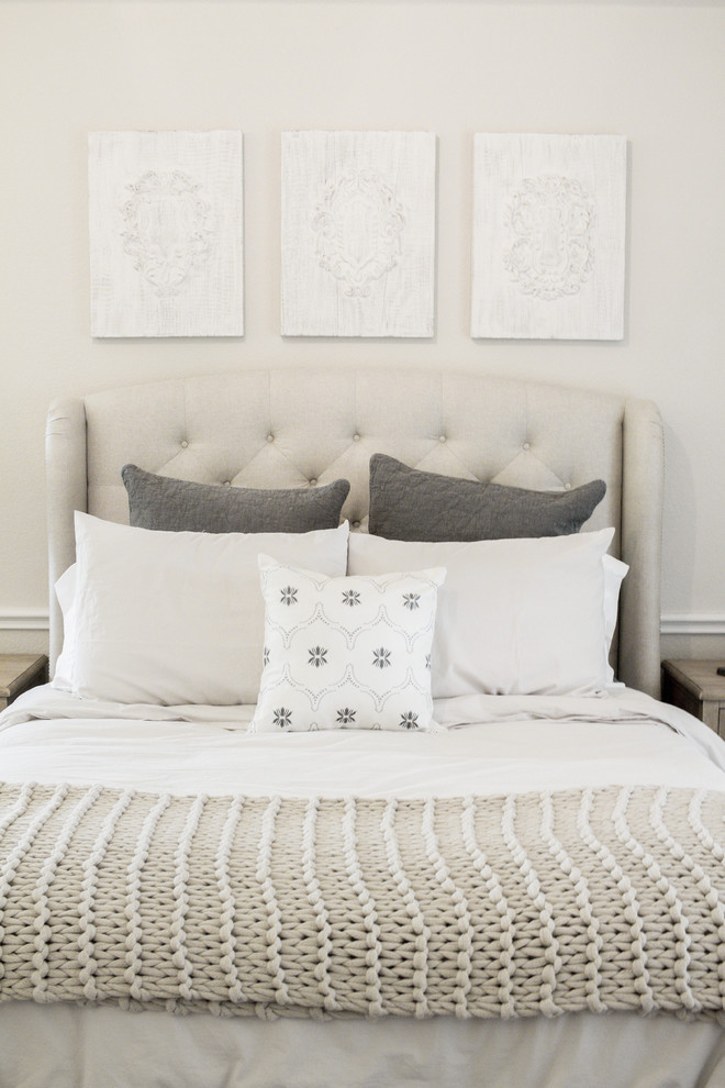 Идея дизайна: хозяйская спальня среднего размера в стиле неоклассика (современная классика) с серыми стенами, ковровым покрытием и бежевым полом