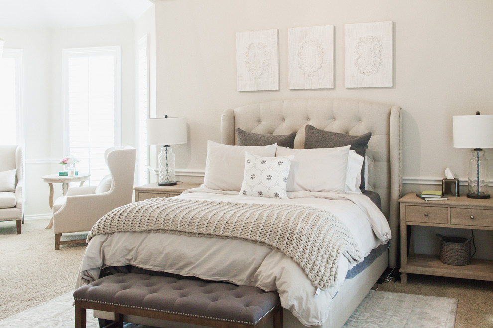Идея дизайна: хозяйская спальня среднего размера в классическом стиле с серыми стенами, ковровым покрытием и бежевым полом
