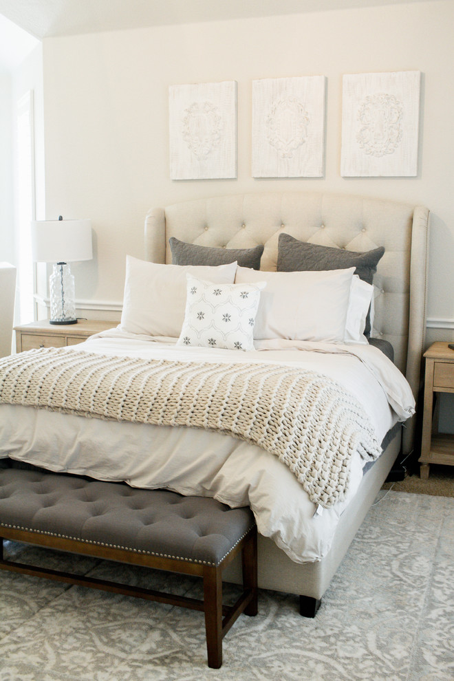 Imagen de dormitorio principal tradicional renovado de tamaño medio con paredes grises, moqueta y suelo beige