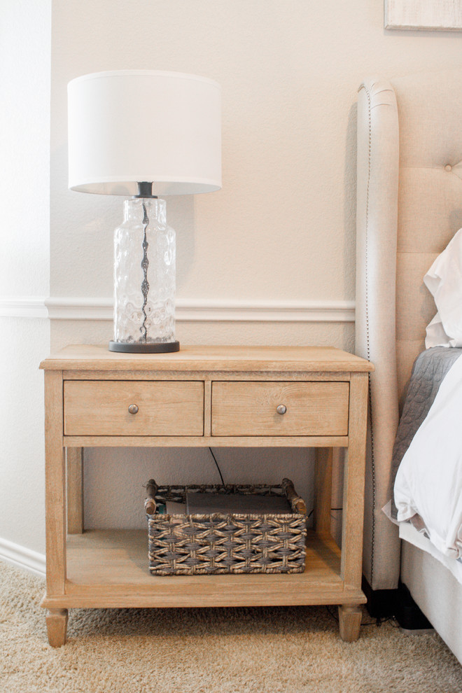 Modelo de dormitorio principal clásico renovado de tamaño medio con paredes grises, moqueta y suelo beige