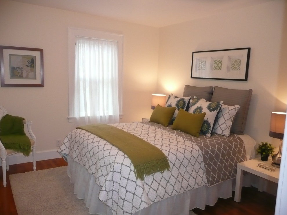 Foto de dormitorio clásico pequeño sin chimenea con suelo de madera en tonos medios, paredes beige y suelo marrón