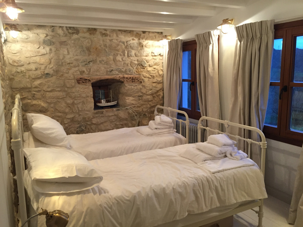 Идея дизайна: маленькая гостевая спальня (комната для гостей) в стиле рустика с деревянным полом и бежевым полом для на участке и в саду