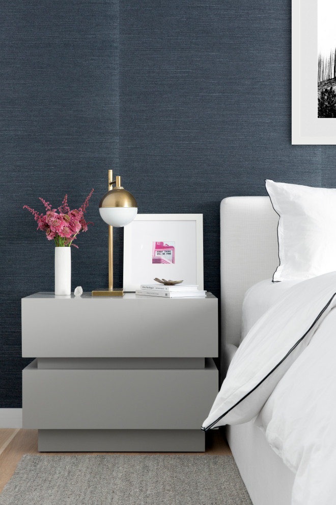 Пример оригинального дизайна: хозяйская спальня в стиле модернизм с черными стенами, ковровым покрытием и серым полом