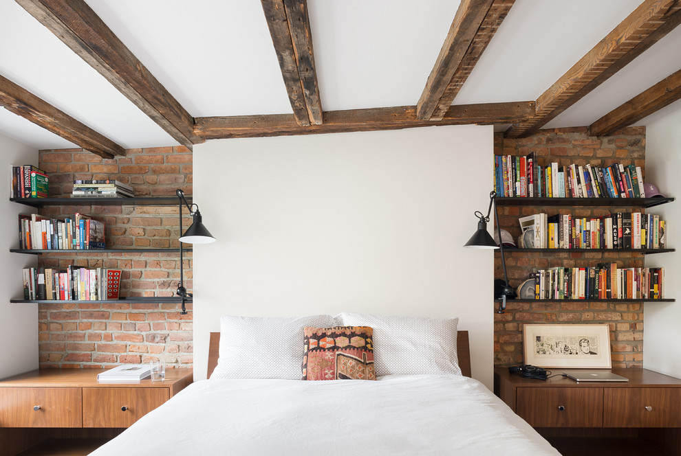 На фото: спальня в белых тонах с отделкой деревом в стиле неоклассика (современная классика) с белыми стенами
