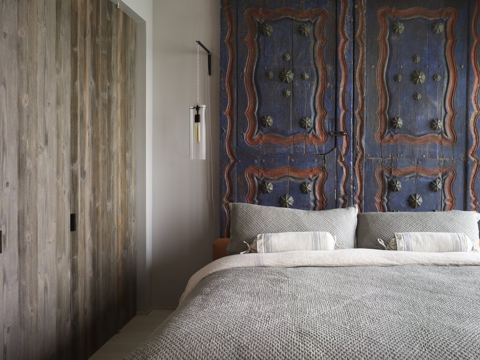Immagine di una camera da letto boho chic con pareti grigie