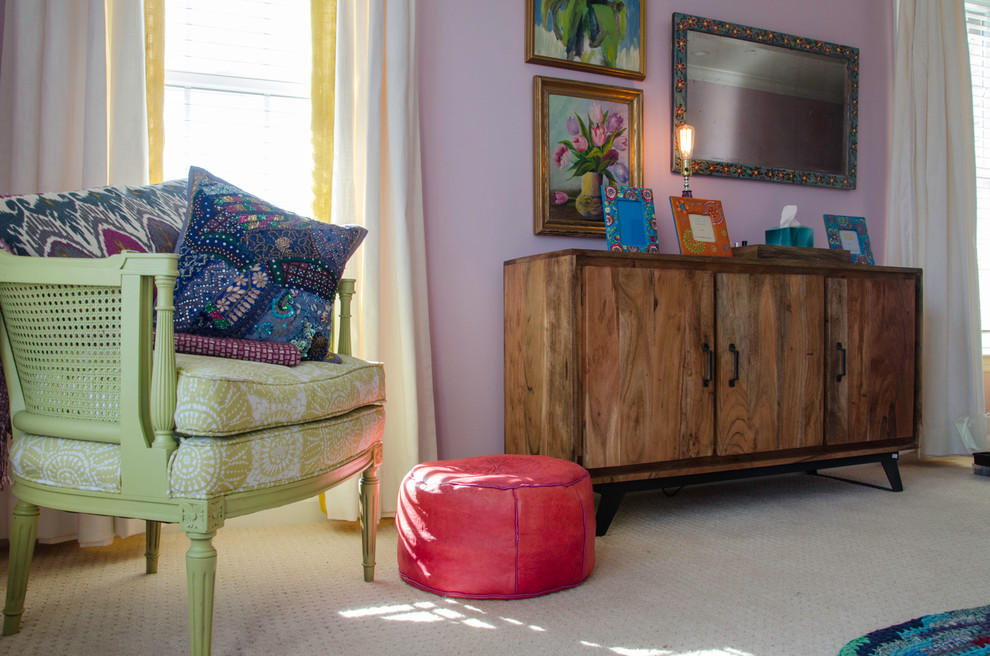 Mittelgroßes Stilmix Schlafzimmer ohne Kamin mit rosa Wandfarbe und Teppichboden in Philadelphia