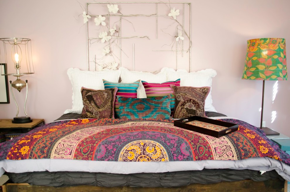 Exempel på ett mellanstort eklektiskt sovrum, med rosa väggar och heltäckningsmatta