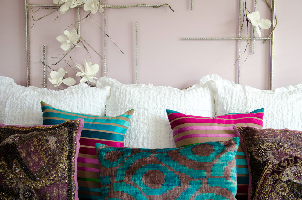 Exempel på ett mellanstort eklektiskt sovrum, med rosa väggar och heltäckningsmatta