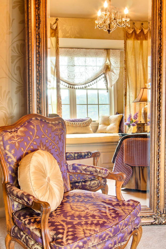 Стильный дизайн: гостевая спальня среднего размера, (комната для гостей) в классическом стиле с желтыми стенами, ковровым покрытием, стандартным камином и фасадом камина из камня - последний тренд