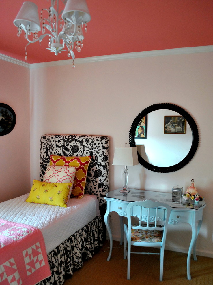 На фото: маленькая гостевая спальня (комната для гостей) в стиле фьюжн с розовыми стенами и ковровым покрытием без камина для на участке и в саду с