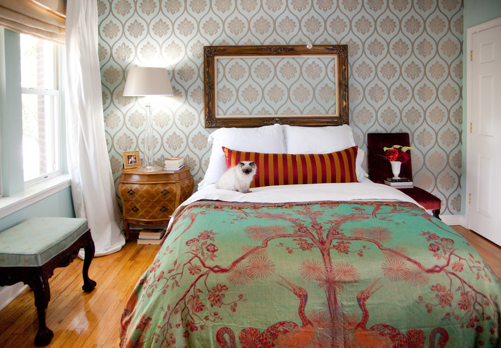 Bild på ett eklektiskt sovrum, med flerfärgade väggar och mellanmörkt trägolv
