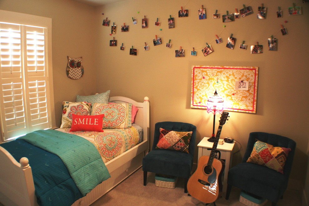 Inspiration pour une petite chambre avec moquette bohème avec un mur beige.