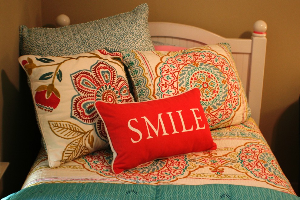 Foto di una piccola camera da letto boho chic con pareti beige e moquette