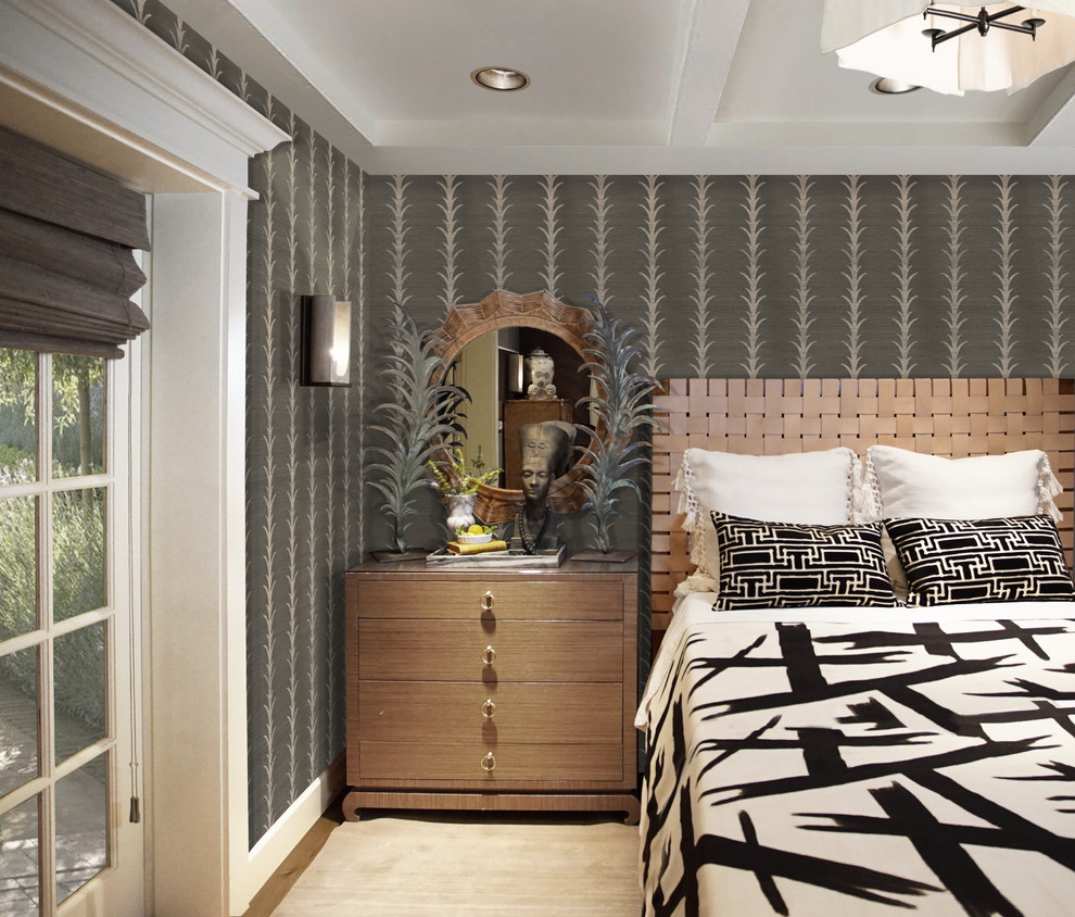 Diseño de habitación de invitados ecléctica de tamaño medio sin chimenea con paredes grises, suelo de madera en tonos medios, suelo marrón, casetón y papel pintado