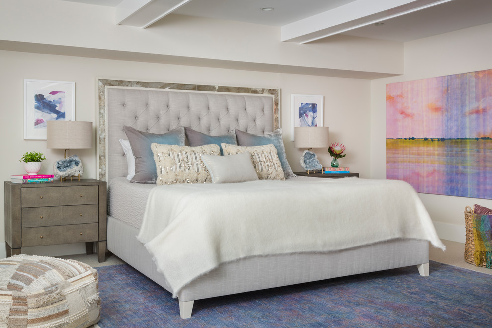 ボストンにあるコンテンポラリースタイルのおしゃれな寝室 (ベージュの壁、カーペット敷き、ベージュの床) のインテリア