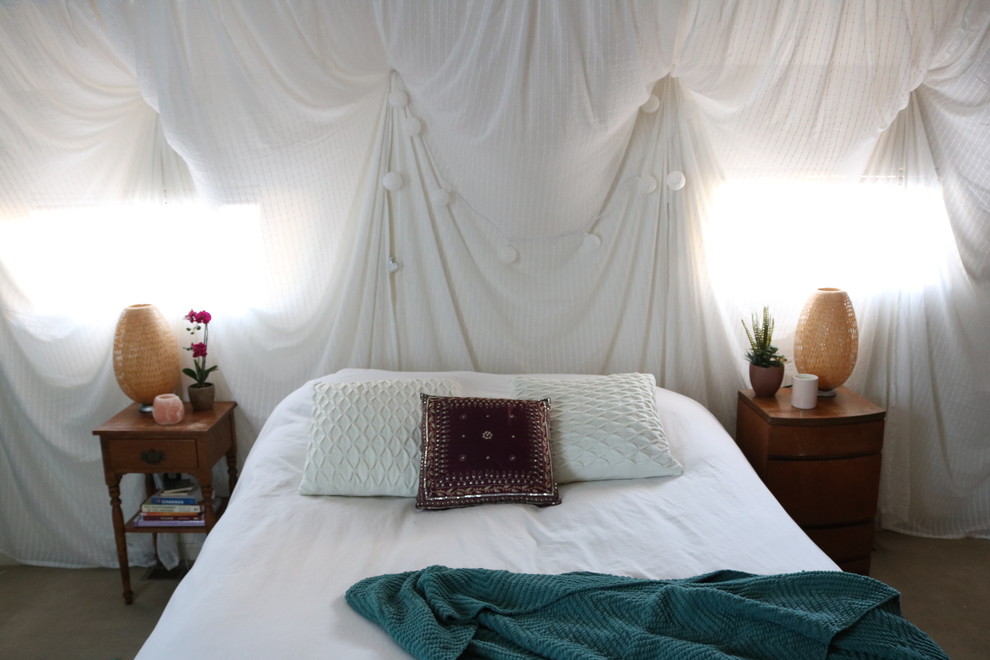 Mittelgroßes Shabby-Chic Schlafzimmer im Loft-Style mit weißer Wandfarbe und Teppichboden in Cincinnati
