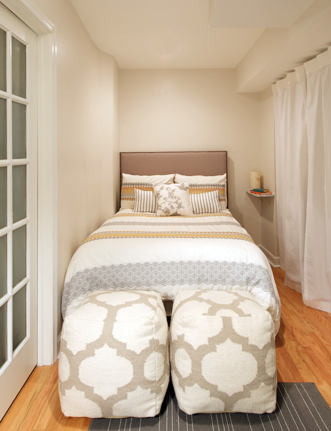 Идея дизайна: маленькая гостевая спальня (комната для гостей) в стиле модернизм с светлым паркетным полом без камина для на участке и в саду