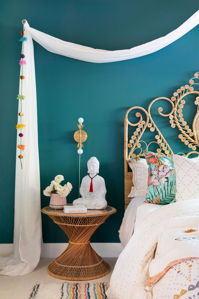 ミネアポリスにあるエクレクティックスタイルのおしゃれな寝室 (緑の壁、淡色無垢フローリング、グレーとクリーム色) のインテリア