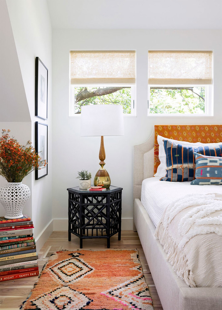 Eklektisches Schlafzimmer mit weißer Wandfarbe und hellem Holzboden in Minneapolis