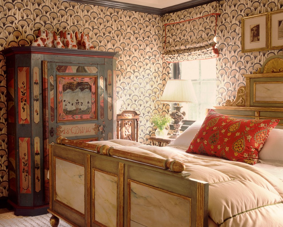 Mittelgroßes Eklektisches Schlafzimmer ohne Kamin mit beiger Wandfarbe und dunklem Holzboden in New York