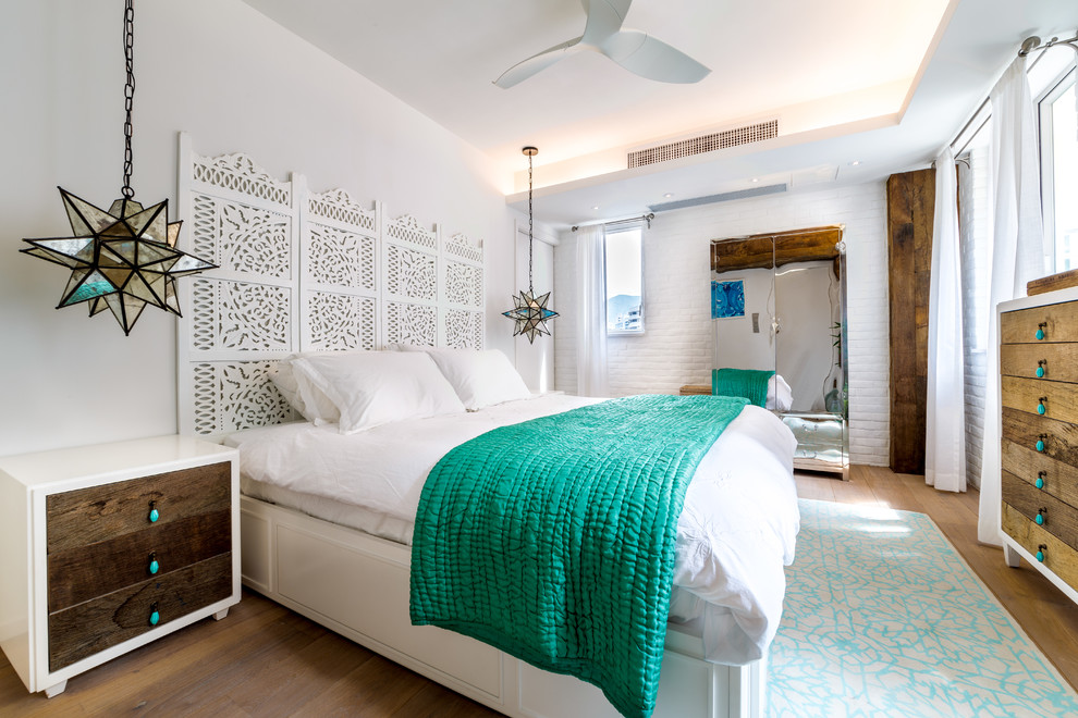 Свежая идея для дизайна: хозяйская спальня в морском стиле с белыми стенами, темным паркетным полом и коричневым полом - отличное фото интерьера