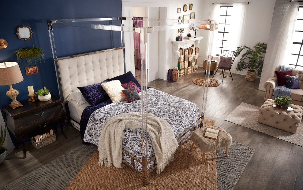 Стильный дизайн: хозяйская спальня среднего размера в стиле фьюжн с синими стенами, светлым паркетным полом, стандартным камином, фасадом камина из штукатурки и коричневым полом - последний тренд
