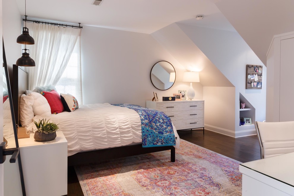 Idee per una camera da letto industriale di medie dimensioni con pareti bianche, pavimento in legno massello medio e pavimento marrone