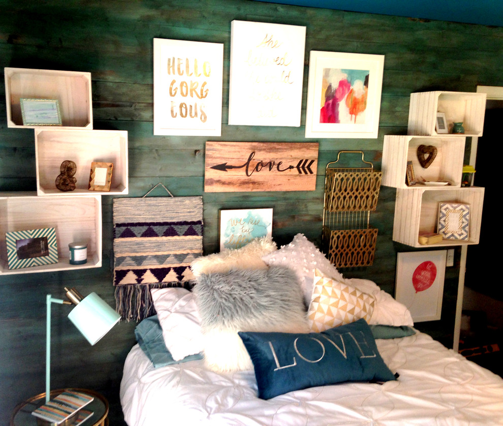 Immagine di una piccola camera da letto stile shabby con pareti beige, pavimento in legno massello medio e pavimento marrone