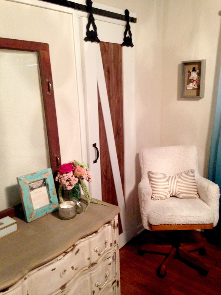 Kleines Shabby-Style Schlafzimmer mit beiger Wandfarbe, braunem Holzboden und braunem Boden in Dallas