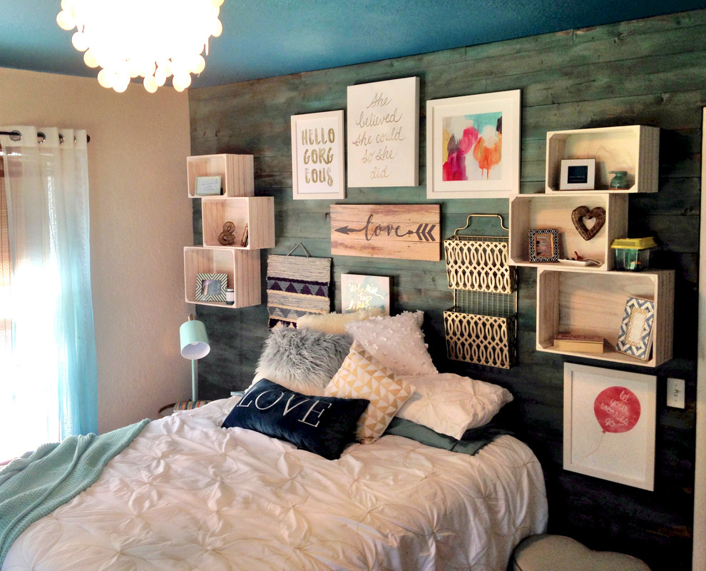 Imagen de dormitorio romántico pequeño con paredes beige, suelo de madera en tonos medios y suelo marrón