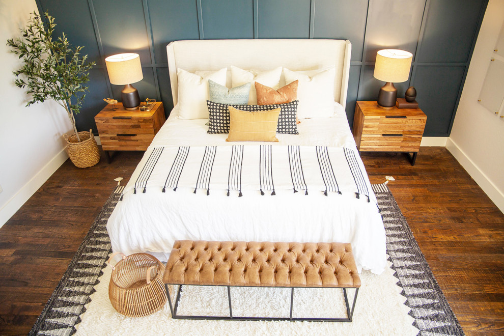 Imagen de dormitorio principal bohemio de tamaño medio con suelo de madera en tonos medios