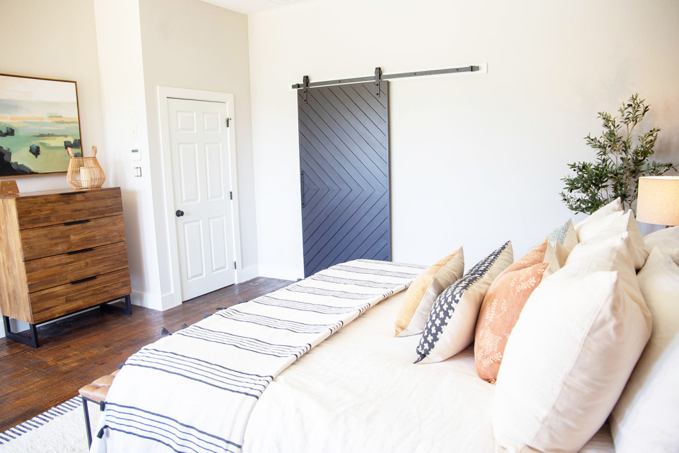 Foto de dormitorio principal bohemio de tamaño medio con suelo de madera en tonos medios