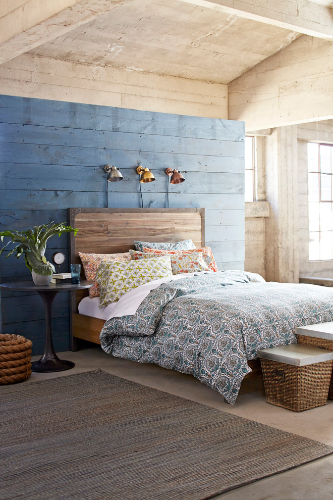 Пример оригинального дизайна: спальня в стиле кантри с синими стенами